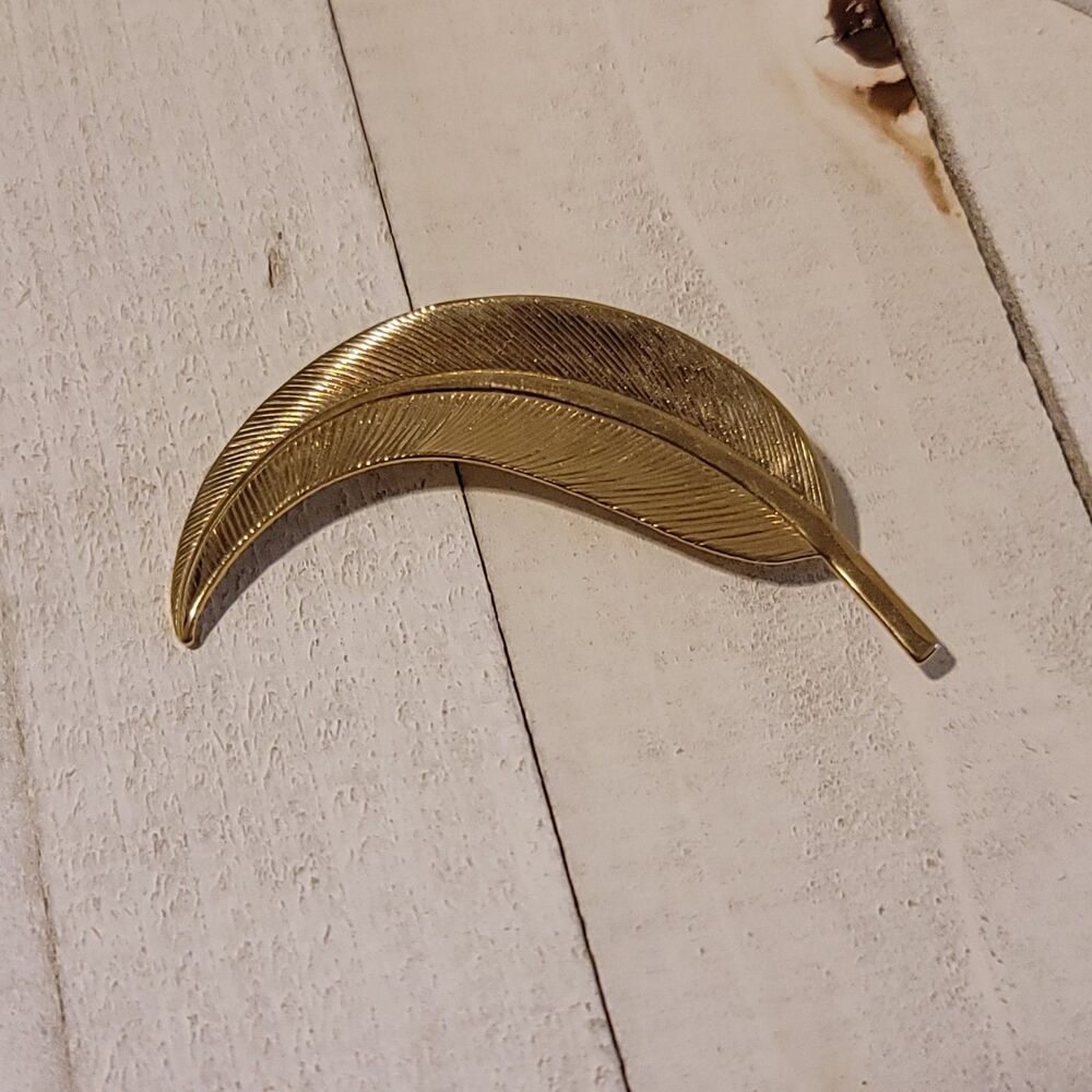 Vintage Gold Tone Feather Leaf Brooch Textured Metal Pin Classic Elegant Style